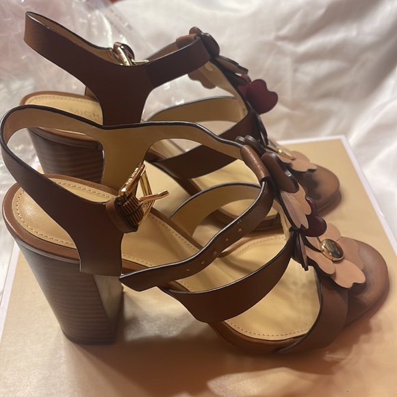 Michael Kors Kit Flower Sandals - Picture 3 of 10